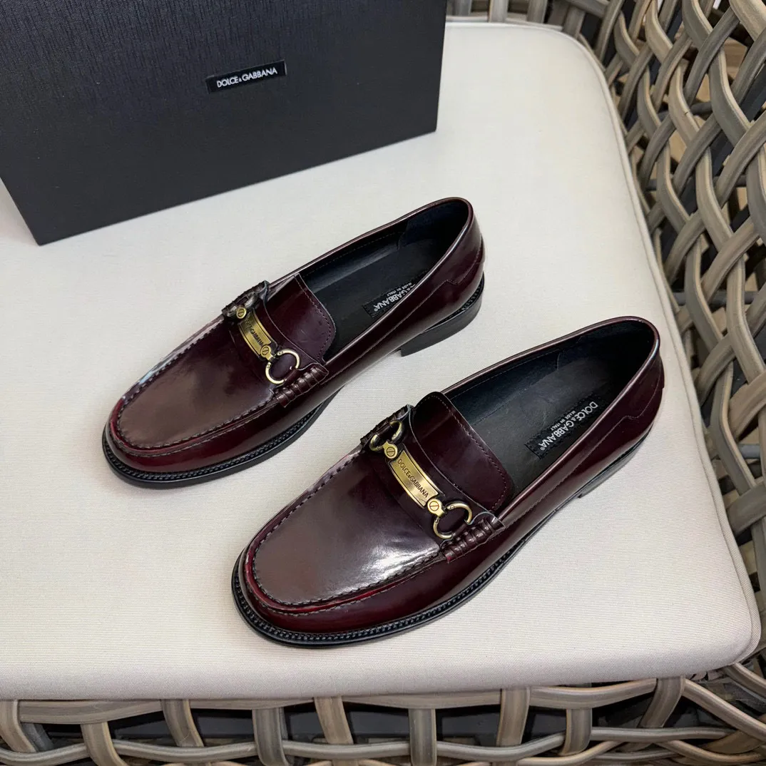 💰¥960 D&G cowhide moccasin loafers for men｜Embellished with DG hardware nameplate｜Made of imported calfskin｜Retro and shiny texture complement each other｜Release charming tones to outline a confident posture｜Imported calfskin + cowhide lining + Italian leather outsole Size: 39-44 (38.45 custom-made)